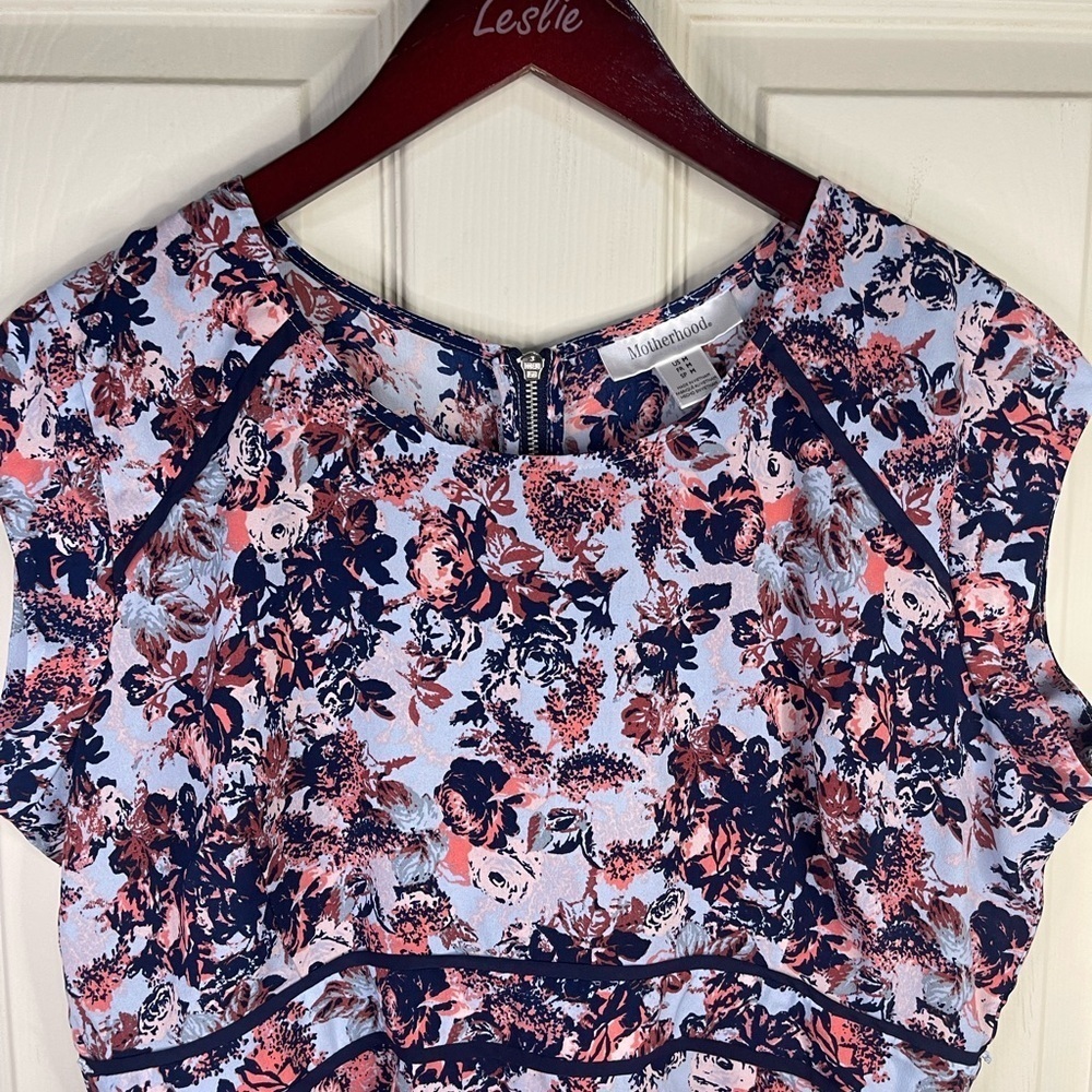 Mortherhood short sleeve floral blouse with zipper in the back. - Picture 5 of 8